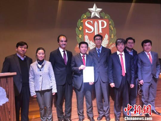 ͼΪ�й�פʥ���޸����������ʰ�(����)�������������ڳ�(����)�Լ����ػ��˻������������ϯ��ְ��ʽ�� Ī���� ��