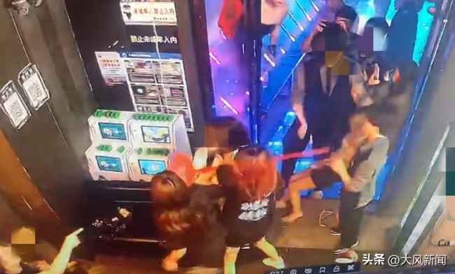 ���Ӿư�ɧ��Ů�����ͻ�������е�ɧ���ĸ�Ů�ĺ�Ź